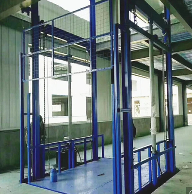 औद्योगिक भवन के लिए 1000 किलो क्षमता 3 किलोवाट स्वचालित कार्गो लिफ्ट दरवाजा